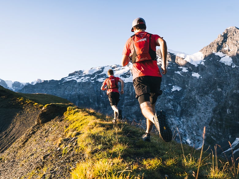 Un hombre runner de trail. y pies de atleta con calzado deportivo